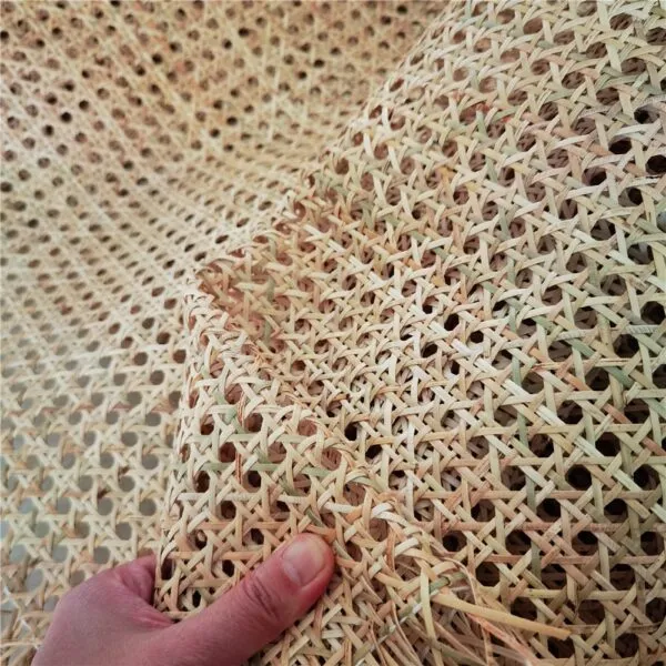 Rattan-Geflechtrolle im Grünton Rattan-Geflechtrolle im Grünton