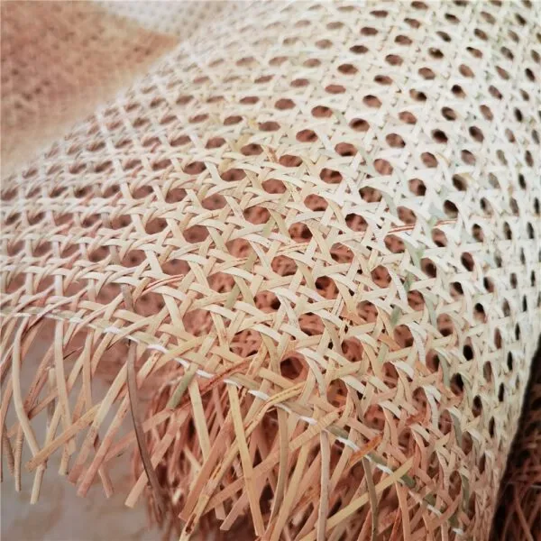 Rattan-Geflechtrolle im Grünton Rattan-Geflechtrolle im Grünton
