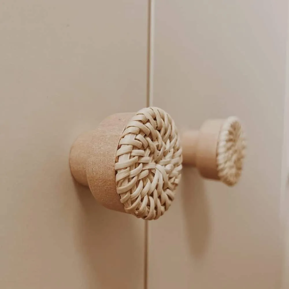 Buche und Rattan, sauber verarbeitet