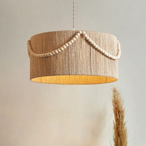 Rattan-Hängelampe im Retro-Stil mit Holzperlen Rattan-Hängelampe im Retro-Stil mit Holzperlen