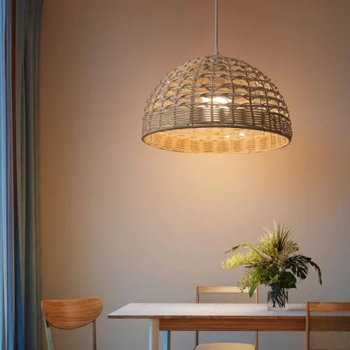Rattan-Hängelampe mit natürlichem Schirm Rattan-Hängelampe mit natürlichem Schirm