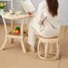 Rattan-Hocker im Retro-Stil Rattan-Hocker im Retro-Stil