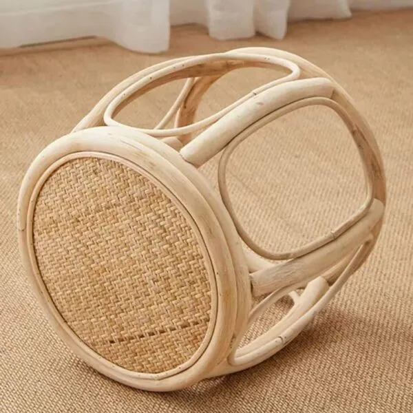 Rattan-Hocker im Retro-Stil Rattan-Hocker im Retro-Stil