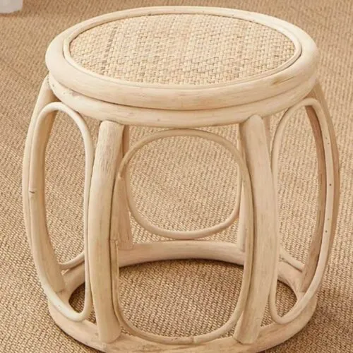 Rattan-Hocker im Retro-Stil Rattan-Hocker im Retro-Stil