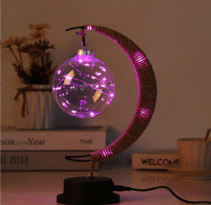 Rattan Mondlampe mit rosa Schirm