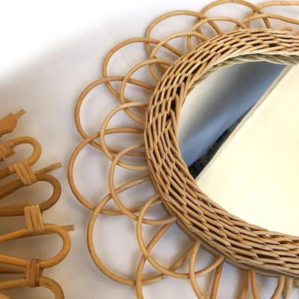Rattan-Spiegel mit Blume Rattan-Spiegel mit Blume
