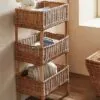 Rattan-Standregal mit drei Körben Rattan-Standregal mit drei Körben