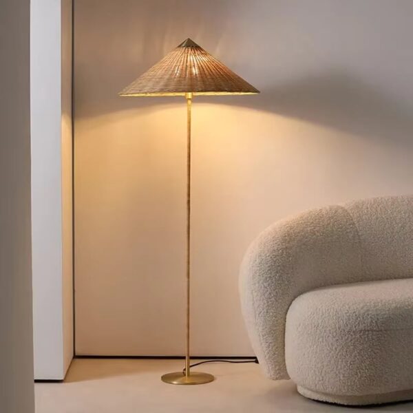 Rattan-Stehleuchte im Landhausstil