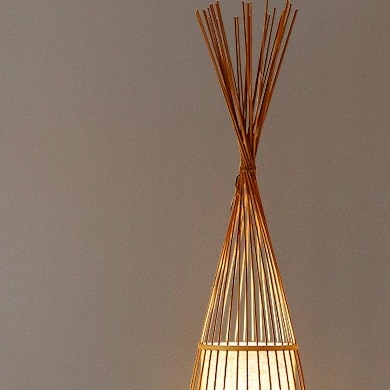 Rattan-Stehleuchte im Tipi-Design