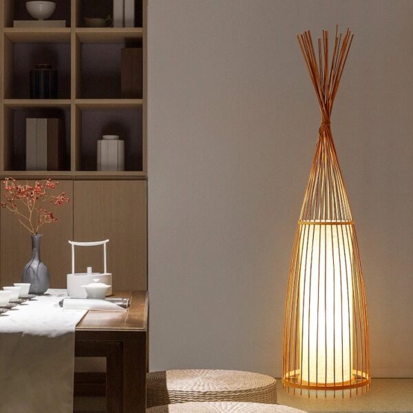 Rattan-Stehleuchte im Tipi-Design