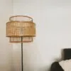 Rattan-Stehleuchte mit Doppelschirm Rattan-Stehleuchte mit Doppelschirm