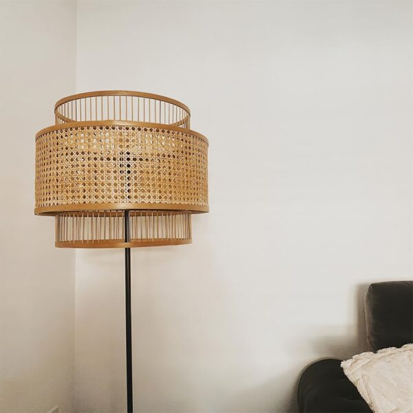 Rattan-Stehleuchte mit Doppelschirm Rattan-Stehleuchte mit Doppelschirm
