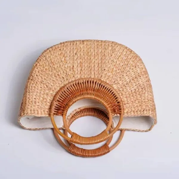 Rattan-Tasche im Boho-Stil Rattan-Tasche im Boho-Stil