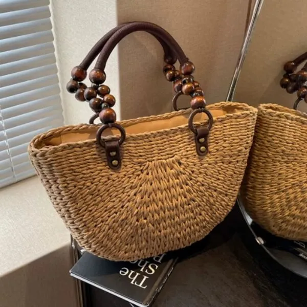 Rattan-Tasche mit Holzperlen Rattan-Tasche mit Holzperlen