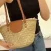 Rattan-Tasche mit Nieten Rattan-Tasche mit Nieten