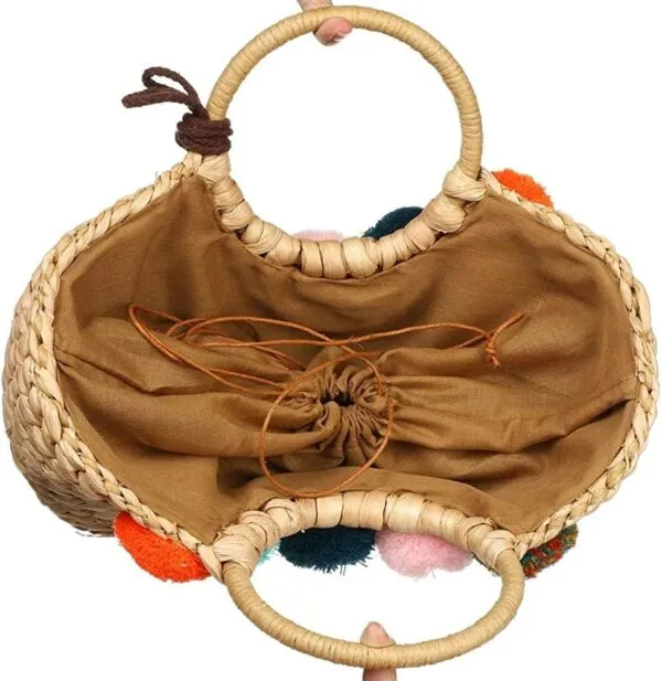 Rattan-Tasche mit Pompons Rattan-Tasche mit Pompons