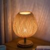 Rattan-Tischleuchte mit Holzfuß