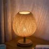 Rattan-Tischleuchte mit Holzfuß Rattan-Tischleuchte mit Holzfuß