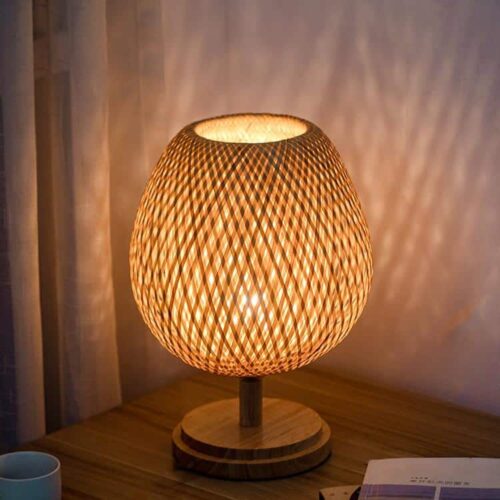 Rattan-Tischleuchte mit Holzfuß