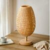 Rattan-Tischleuchte mit Holzfuß, oval