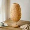 Rattan-Tischleuchte mit Holzfuß, oval