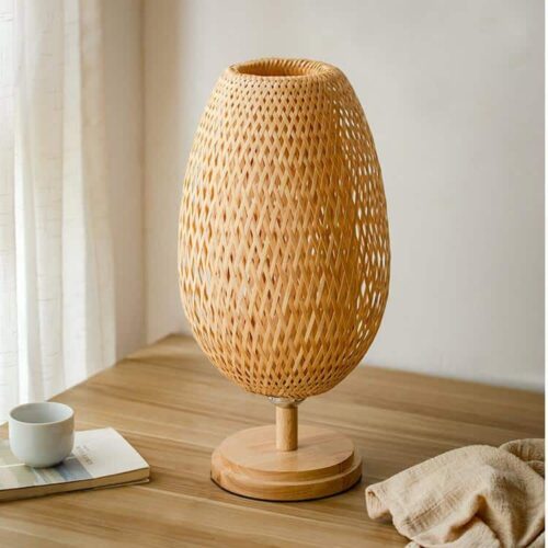 Rattan-Tischleuchte mit Holzfuß, oval