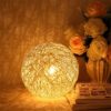 Rattan Tischleuchte mit LED-Kugeldesign Rattan Tischleuchte mit LED-Kugeldesign