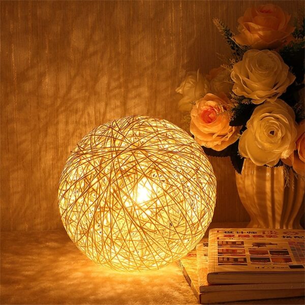 Rattan Tischleuchte mit LED-Kugeldesign Rattan Tischleuchte mit LED-Kugeldesign
