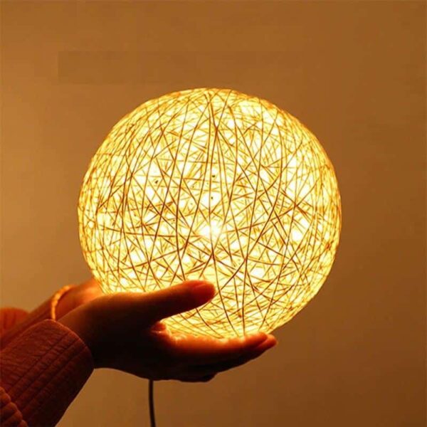 Rattan Tischleuchte mit LED-Kugeldesign Rattan Tischleuchte mit LED-Kugeldesign