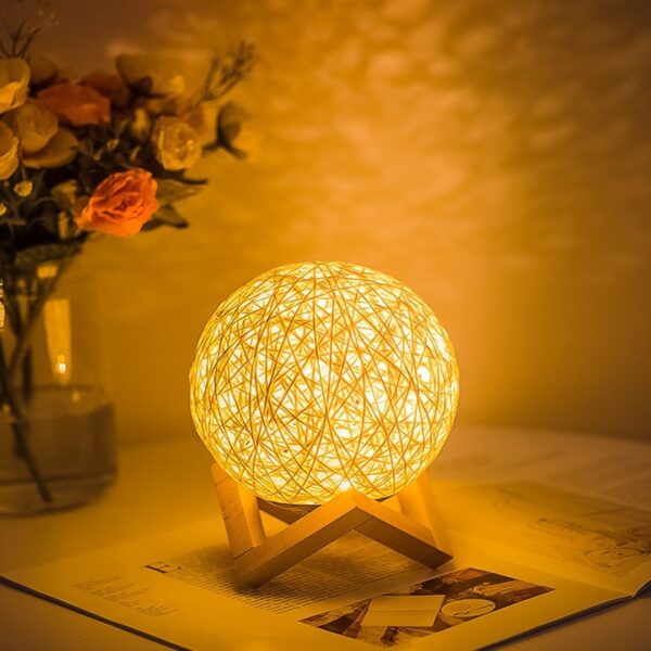 Rattan Tischleuchte mit LED-Kugeldesign Rattan Tischleuchte mit LED-Kugeldesign