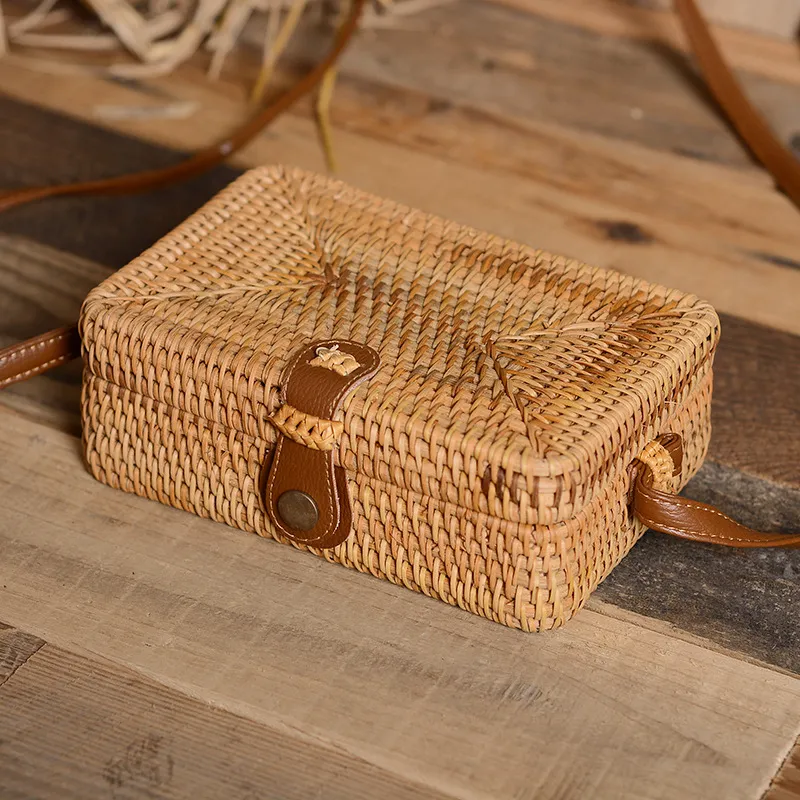 Rattan-Handtasche, die jeden Look aufwertet