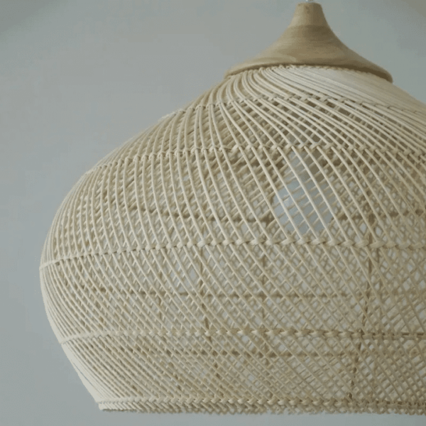 Rund geflochtene Pendelleuchte aus Rattan