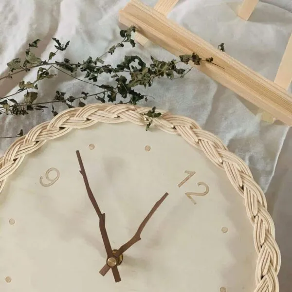 Rund Wanduhr aus geflochtenem Rattan Rund Wanduhr aus geflochtenem Rattan