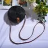 Runde Boho-Handtasche aus handgeflochtenem Rattan Runde Boho-Handtasche aus handgeflochtenem Rattan