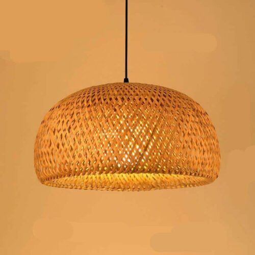 Runde Hängelampe aus Rattan im Landhausstil