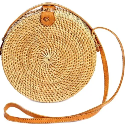 Runde Rattan-Tasche mit braunem Schulterriemen Runde Rattan-Tasche mit braunem Schulterriemen
