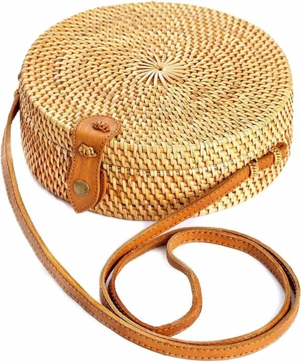 Runde Rattan-Tasche mit braunem Schulterriemen Runde Rattan-Tasche mit braunem Schulterriemen