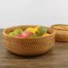 Runder Aufbewahrungskorb aus Naturrattan und Pflanzenfasern Runder Aufbewahrungskorb aus Naturrattan und Pflanzenfasern