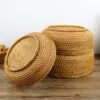 Runder Aufbewahrungskorb aus Naturrattan und Pflanzenfasern Runder Aufbewahrungskorb aus Naturrattan und Pflanzenfasern
