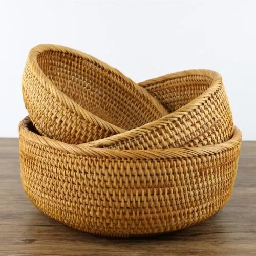 Runder Aufbewahrungskorb aus Naturrattan und Pflanzenfasern Runder Aufbewahrungskorb aus Naturrattan und Pflanzenfasern