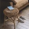 Runder Peddigrohr-Hocker im Nordischen Stil Runder Peddigrohr-Hocker im Nordischen Stil