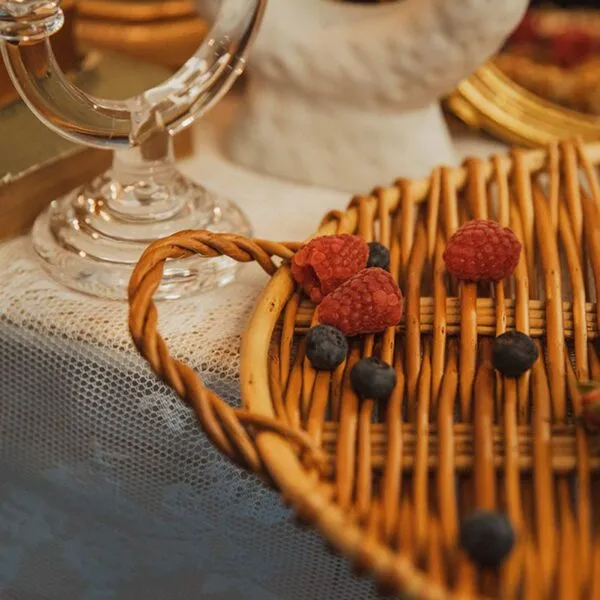 Runder Rattan-Tablett, klein und fein