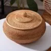 Runder Rattankorb mit handgeflochtenem Deckel Runder Rattankorb mit handgeflochtenem Deckel