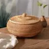 Runder Rattankorb mit handgeflochtenem Deckel Runder Rattankorb mit handgeflochtenem Deckel