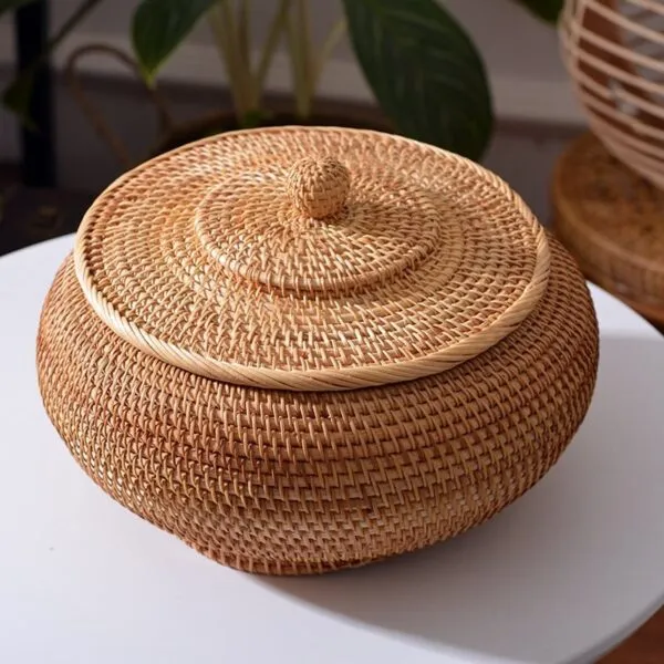 Runder Rattankorb mit handgeflochtenem Deckel Runder Rattankorb mit handgeflochtenem Deckel