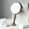 Runder Retro-Handspiegel aus Holz Runder Retro-Handspiegel aus Holz
