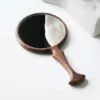 Runder Retro-Handspiegel aus Holz Runder Retro-Handspiegel aus Holz