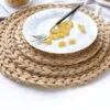 Runder Untersetzer aus geflochtenem Rattan