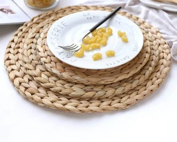 Runder Untersetzer aus geflochtenem Rattan