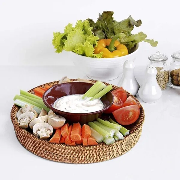 Rundes Serviertablett aus geflochtenem Rattan